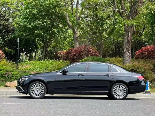 Mercedes-Benz E-Class 2023 E 300 L De lujo Coche exterior foto 2 Mercedes-Benz E-Class 2023 E 300 L De lujo Coche exterior foto 2