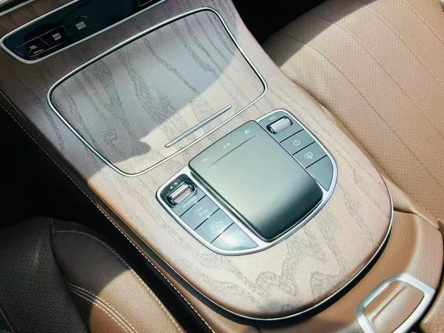 Mercedes-Benz E-Class 2023 E 300 L De lujo Coche interior foto 8 Mercedes-Benz E-Class 2023 E 300 L De lujo Coche interior foto 8