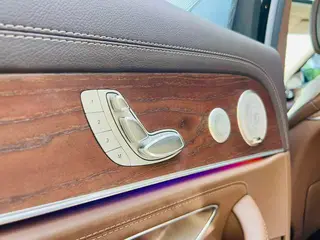 Mercedes-Benz E-Class 2023 E 300 L De lujo Coche interior foto 12 Mercedes-Benz E-Class 2023 E 300 L De lujo Coche interior foto 12