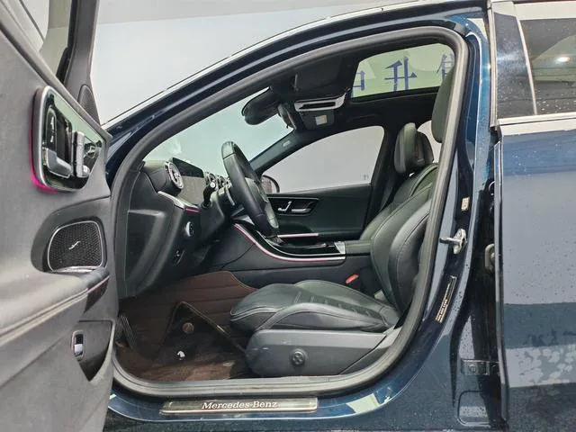 Mercedes-Benz C-Class 2022 C 260 L Versión deportiva interior foto 11 Mercedes-Benz C-Class 2022 C 260 L Versión deportiva interior foto 11