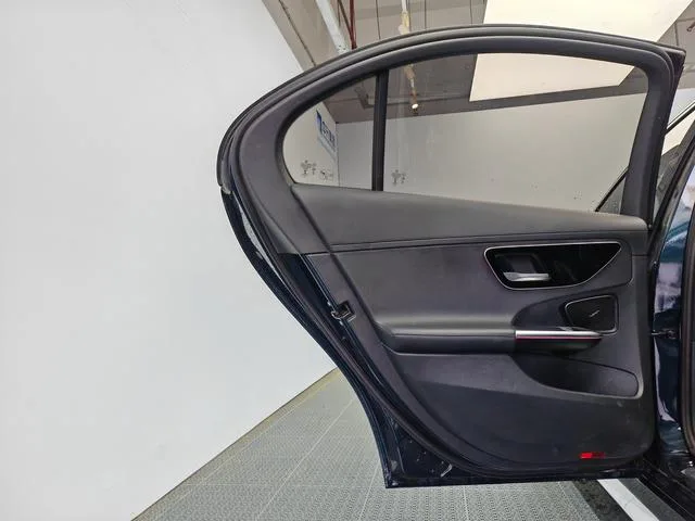 Mercedes-Benz C-Class 2022 C 260 L Versión deportiva interior foto 14 Mercedes-Benz C-Class 2022 C 260 L Versión deportiva interior foto 14