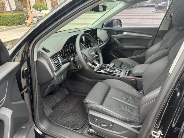 Audi Q5L 2022 Restyling 40T Deluxe Dynamic interior photo 7 Audi Q5L 2022 Restyling 40T Deluxe Dynamic interior photo 7