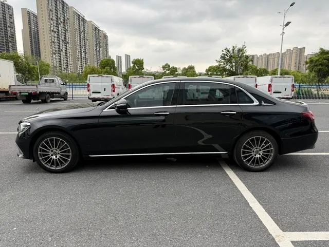 Mercedes-Benz E-Class 2023 E 260 L Coche exterior foto 3 Mercedes-Benz E-Class 2023 E 260 L Coche exterior foto 3