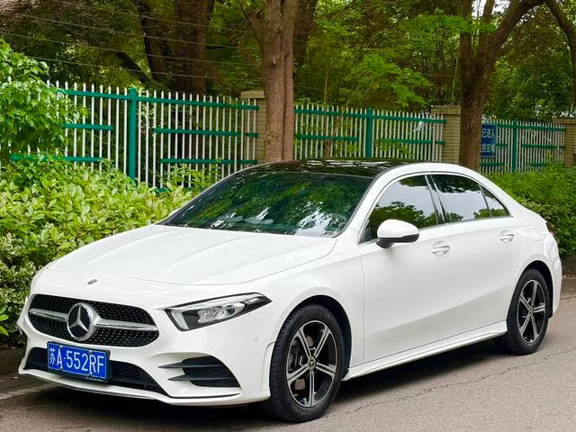 Mercedes-Benz A-Class 2022 A 200 L Versión dinámica de coche deportivo exterior foto 1 Mercedes-Benz A-Class 2022 A 200 L Versión dinámica de coche deportivo exterior foto 1