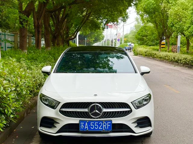 Mercedes-Benz A-Class 2022 A 200 L Versión dinámica de coche deportivo exterior foto 2 Mercedes-Benz A-Class 2022 A 200 L Versión dinámica de coche deportivo exterior foto 2