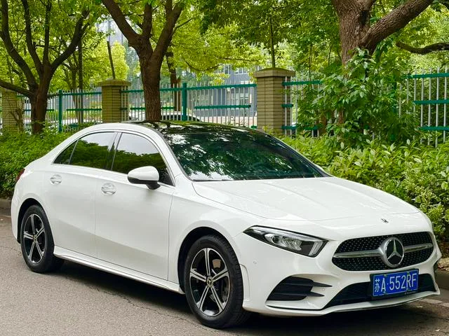 Mercedes-Benz A-Class 2022 A 200 L Versión dinámica de coche deportivo exterior foto 3 Mercedes-Benz A-Class 2022 A 200 L Versión dinámica de coche deportivo exterior foto 3