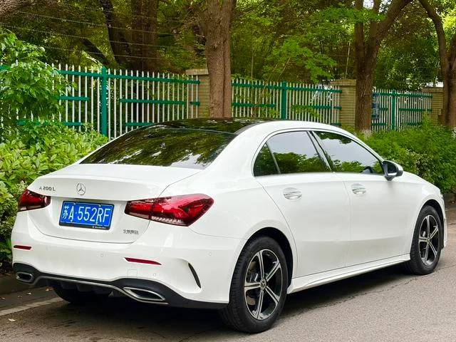 Mercedes-Benz A-Class 2022 A 200 L Versión dinámica de coche deportivo exterior foto 4 Mercedes-Benz A-Class 2022 A 200 L Versión dinámica de coche deportivo exterior foto 4