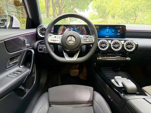 Mercedes-Benz A-Class 2022 A 200 L Versión dinámica de coche deportivo interior foto 12 Mercedes-Benz A-Class 2022 A 200 L Versión dinámica de coche deportivo interior foto 12