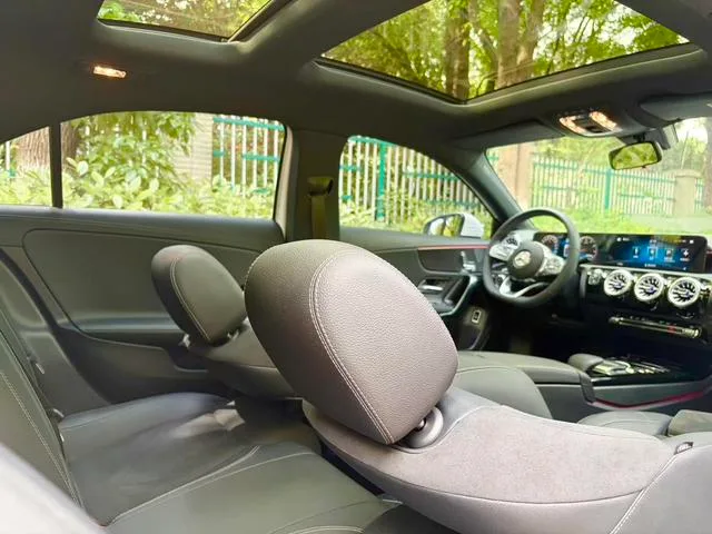 Mercedes-Benz A-Class 2022 A 200 L Versión dinámica de coche deportivo interior foto 14 Mercedes-Benz A-Class 2022 A 200 L Versión dinámica de coche deportivo interior foto 14