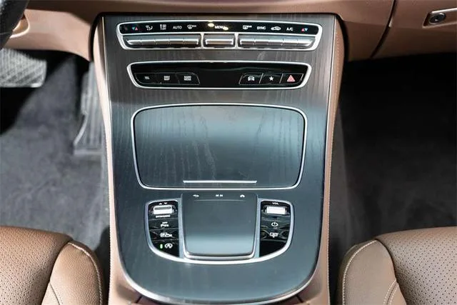 Mercedes-Benz E-Class 2022 E 300 L Luxury type sports car interior photo 11 Mercedes-Benz E-Class 2022 E 300 L Luxury type sports car interior photo 11
