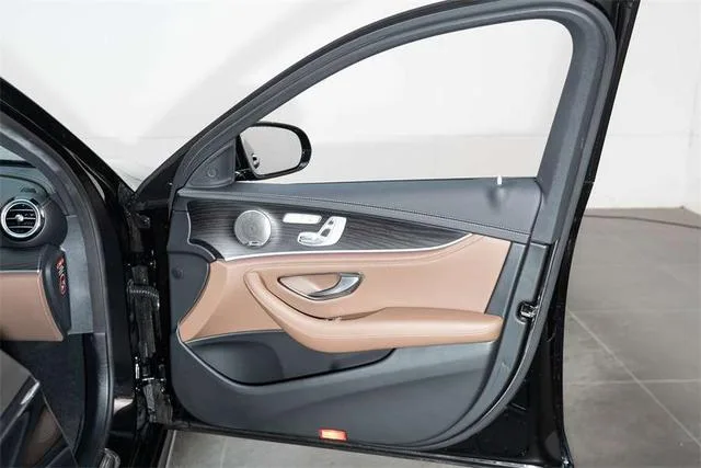 Mercedes-Benz E-Class 2022 E 300 L Luxury type sports car interior photo 14 Mercedes-Benz E-Class 2022 E 300 L Luxury type sports car interior photo 14