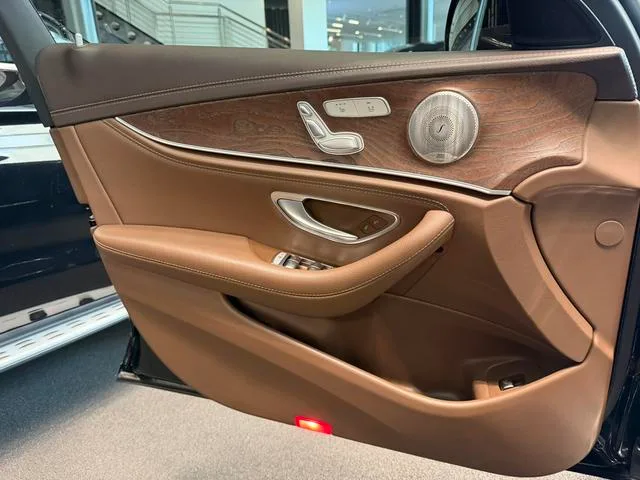 Mercedes-Benz E-Class 2022 Segundo cambio E 300 L De lujo Coche interior foto 8 Mercedes-Benz E-Class 2022 Segundo cambio E 300 L De lujo Coche interior foto 8