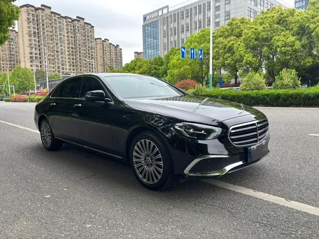 Mercedes-Benz E-Class 2023 E 260 L Coche exterior foto 3 Mercedes-Benz E-Class 2023 E 260 L Coche exterior foto 3