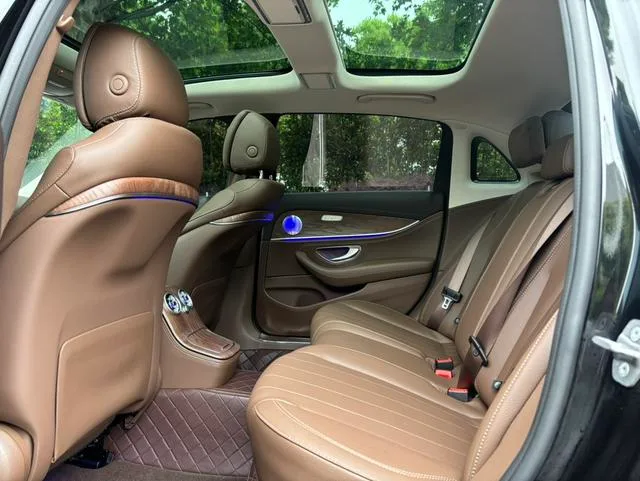 Mercedes-Benz E-Class 2023 E 260 L Coche interior foto 9 Mercedes-Benz E-Class 2023 E 260 L Coche interior foto 9