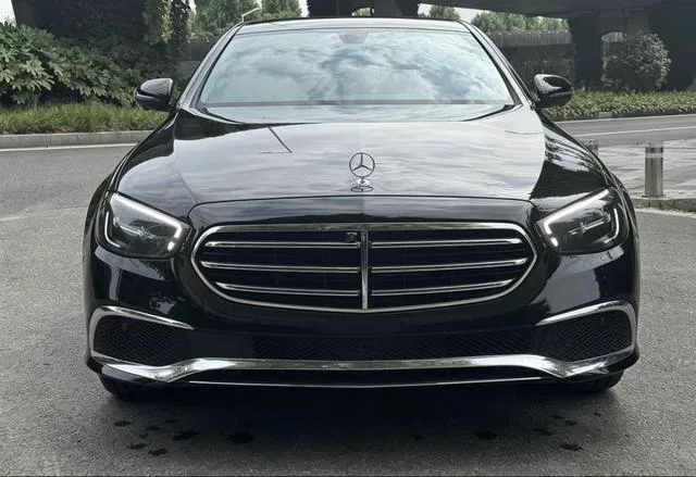 Mercedes-Benz E-Class 2022 Tres cambios E 300 L Estilo de moda Coche exterior foto 3 Mercedes-Benz E-Class 2022 Tres cambios E 300 L Estilo de moda Coche exterior foto 3