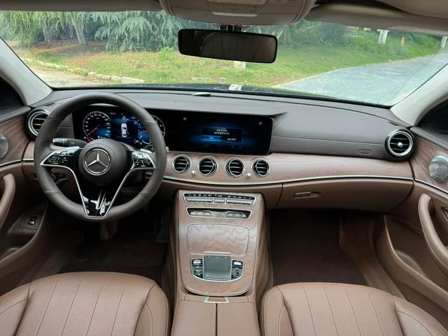 Mercedes-Benz E-Class 2022 Tres cambios E 300 L Estilo de moda Coche exterior foto 6 Mercedes-Benz E-Class 2022 Tres cambios E 300 L Estilo de moda Coche exterior foto 6