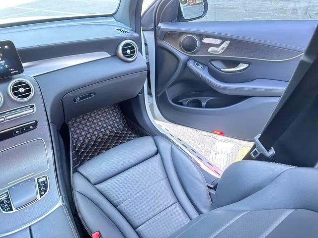 Mercedes-Benz GLC Coupe 2021 GLC 300 4MATIC coupe SUV interior photo 12 Mercedes-Benz GLC Coupe 2021 GLC 300 4MATIC coupe SUV interior photo 12