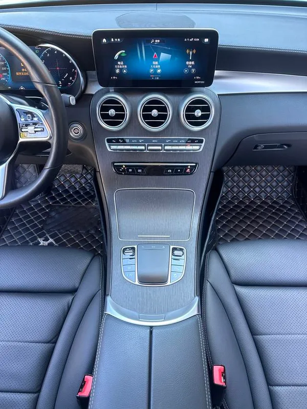 Mercedes-Benz GLC Coupe 2021 GLC 300 4MATIC coupe SUV interior photo 13 Mercedes-Benz GLC Coupe 2021 GLC 300 4MATIC coupe SUV interior photo 13