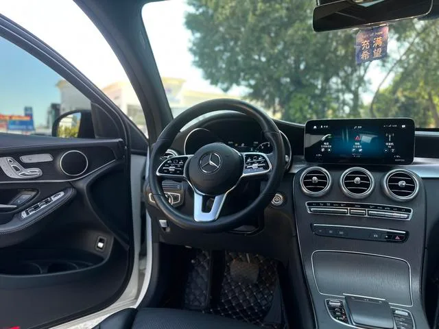 Mercedes-Benz GLC Coupe 2021 GLC 300 4MATIC coupe SUV interior photo 14 Mercedes-Benz GLC Coupe 2021 GLC 300 4MATIC coupe SUV interior photo 14