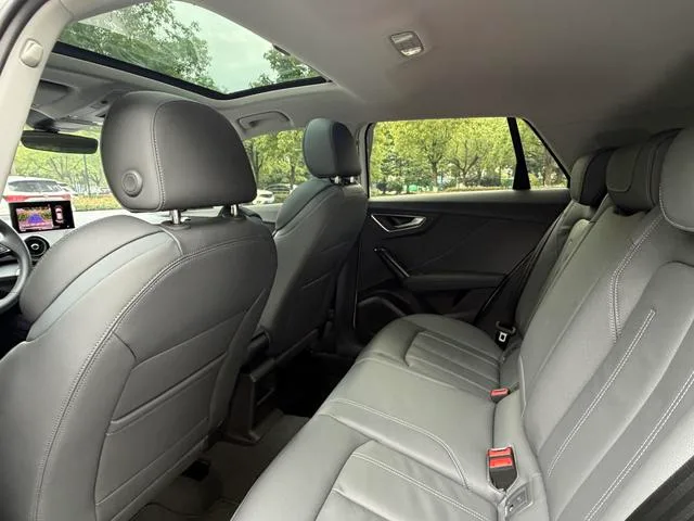 Audi Q2L 2024 35 TFSI Moda y elegante interior foto 6