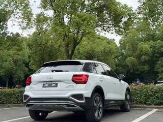 Audi Q2L 2024 35 TFSI Moda y elegante interior foto 8
