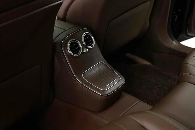 Mercedes-Benz E-Class 2022 E 300 L Luxury type Passenger car interior photo 13 Mercedes-Benz E-Class 2022 E 300 L Luxury type Passenger car interior photo 13