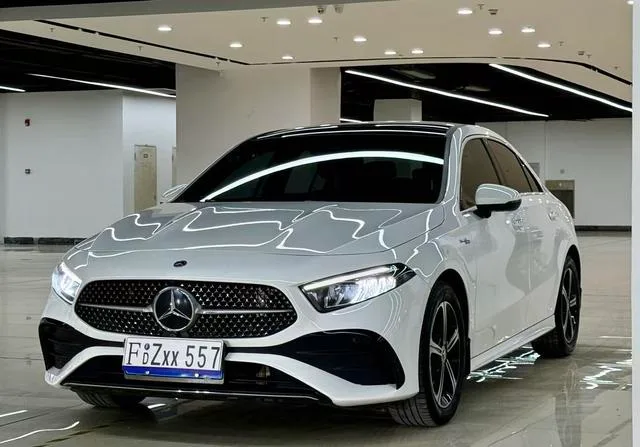 Mercedes-Benz A-Class 2023 A 200 L Voiture de sport version mode extérieur photo 1 Mercedes-Benz A-Class 2023 A 200 L Voiture de sport version mode extérieur photo 1