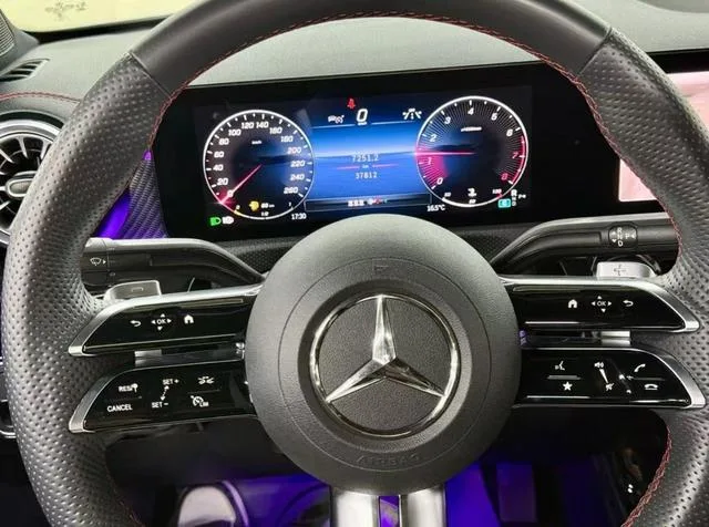 Mercedes-Benz A-Class 2023 A 200 L Voiture de sport version mode intérieur photo 9 Mercedes-Benz A-Class 2023 A 200 L Voiture de sport version mode intérieur photo 9