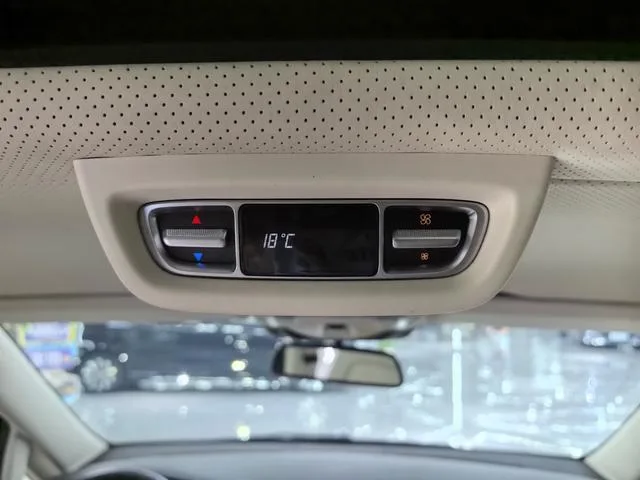 Mercedes-Benz V-Class 2022 V 260 Premium Edition interior photo 13 Mercedes-Benz V-Class 2022 V 260 Premium Edition interior photo 13