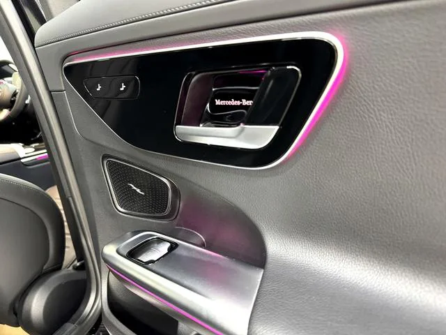 Mercedes-Benz C-Class 2024 C 260 L Versión deportiva interior foto 17 Mercedes-Benz C-Class 2024 C 260 L Versión deportiva interior foto 17
