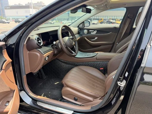 Mercedes-Benz E-Class 2022 Second change E 300 L Premium Trim Passenger car interior photo 8 Mercedes-Benz E-Class 2022 Second change E 300 L Premium Trim Passenger car interior photo 8