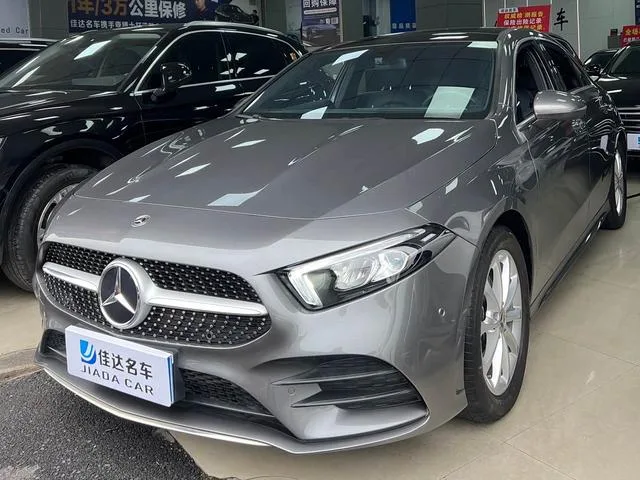 Mercedes-Benz A-Class 2022 A 200 L Versión dinámica de coche deportivo exterior foto 1 Mercedes-Benz A-Class 2022 A 200 L Versión dinámica de coche deportivo exterior foto 1