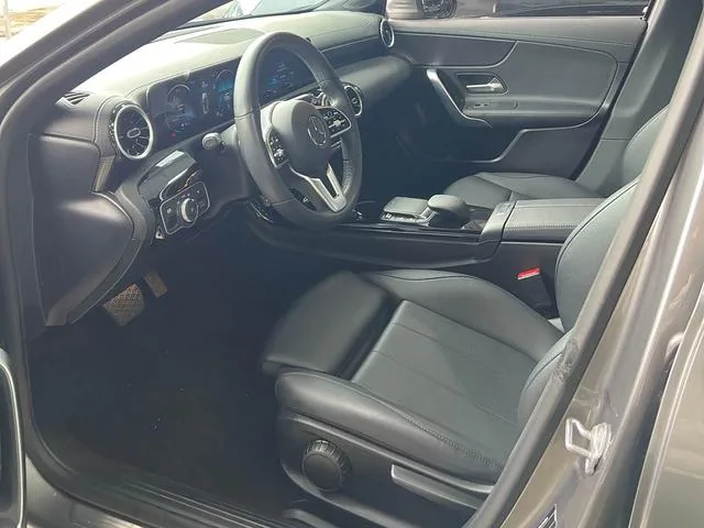 Mercedes-Benz A-Class 2022 A 200 L Versión dinámica de coche deportivo exterior foto 4 Mercedes-Benz A-Class 2022 A 200 L Versión dinámica de coche deportivo exterior foto 4