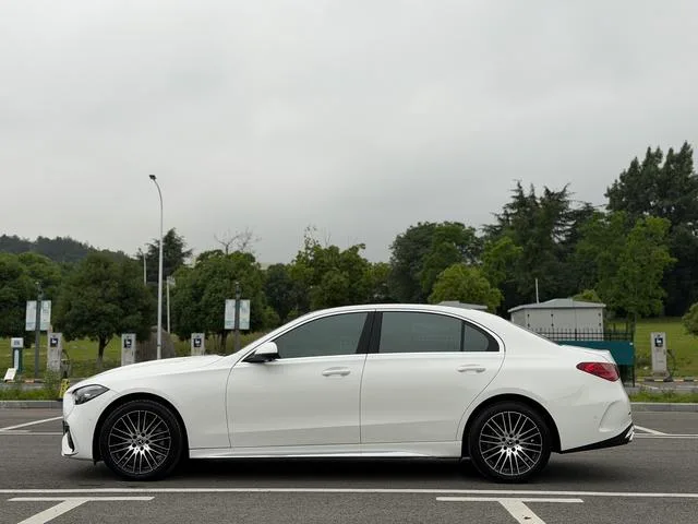 Mercedes-Benz C-Class 2024 C 260 L Versión deportiva exterior foto 4 Mercedes-Benz C-Class 2024 C 260 L Versión deportiva exterior foto 4