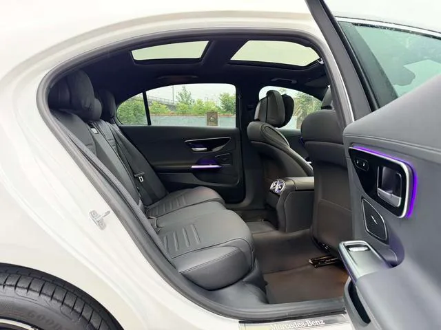 Mercedes-Benz C-Class 2024 C 260 L Versión deportiva interior foto 18 Mercedes-Benz C-Class 2024 C 260 L Versión deportiva interior foto 18