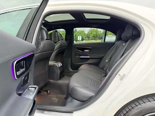 Mercedes-Benz C-Class 2024 C 260 L Versión deportiva interior foto 19 Mercedes-Benz C-Class 2024 C 260 L Versión deportiva interior foto 19