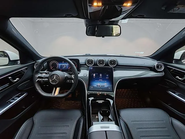Mercedes-Benz C-Class 2022 C 260 L Versión deportiva interior foto 12 Mercedes-Benz C-Class 2022 C 260 L Versión deportiva interior foto 12