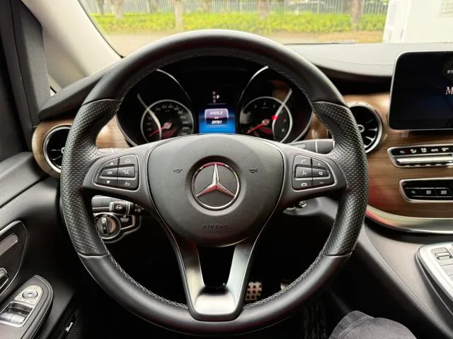 Mercedes-Benz V-Class 2022 V 260 L Edición de lujo de batalla larga interior foto 17 Mercedes-Benz V-Class 2022 V 260 L Edición de lujo de batalla larga interior foto 17