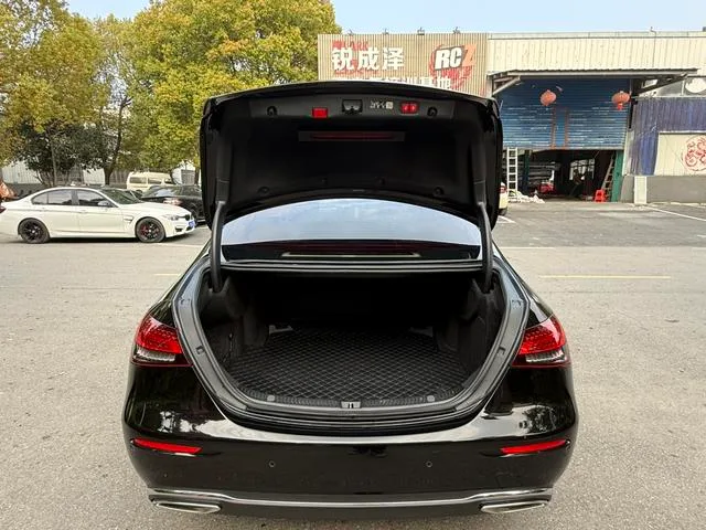 Mercedes-Benz E-Class 2023 E 300 L Luxury type Passenger car interior photo 14 Mercedes-Benz E-Class 2023 E 300 L Luxury type Passenger car interior photo 14