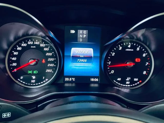 Mercedes-Benz V-Class 2022 V 260 Versión piloto interior foto 13 Mercedes-Benz V-Class 2022 V 260 Versión piloto interior foto 13