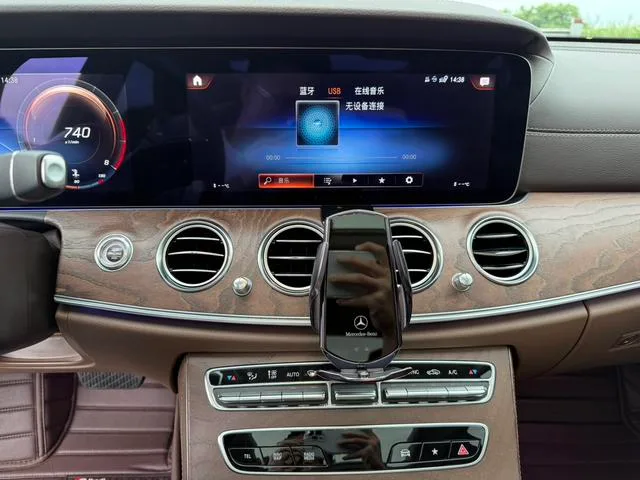 Mercedes-Benz E-Class 2022 Trois lifting E 300 L Style tendance Voiture intérieur photo 11 Mercedes-Benz E-Class 2022 Trois lifting E 300 L Style tendance Voiture intérieur photo 11