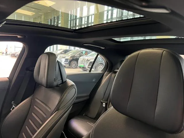 Mercedes-Benz C-Class 2022 C 260 L Versión deportiva interior foto 12 Mercedes-Benz C-Class 2022 C 260 L Versión deportiva interior foto 12