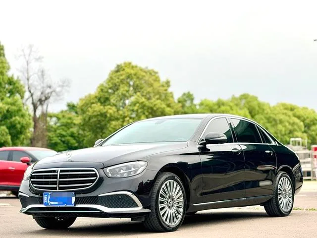 Mercedes-Benz E-Class 2023 E 300 L Estilo de moda Coche exterior foto 1 Mercedes-Benz E-Class 2023 E 300 L Estilo de moda Coche exterior foto 1
