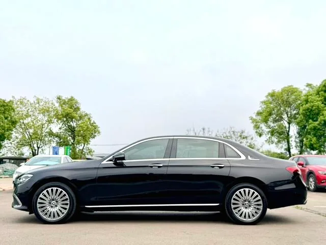 Mercedes-Benz E-Class 2023 E 300 L Estilo de moda Coche exterior foto 3 Mercedes-Benz E-Class 2023 E 300 L Estilo de moda Coche exterior foto 3