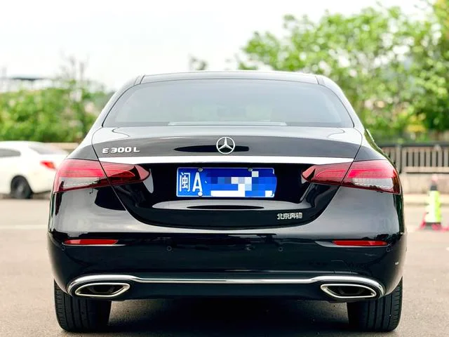 Mercedes-Benz E-Class 2023 E 300 L Estilo de moda Coche exterior foto 4 Mercedes-Benz E-Class 2023 E 300 L Estilo de moda Coche exterior foto 4