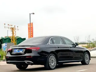 Mercedes-Benz E-Class 2023 E 300 L Estilo de moda Coche exterior foto 5 Mercedes-Benz E-Class 2023 E 300 L Estilo de moda Coche exterior foto 5