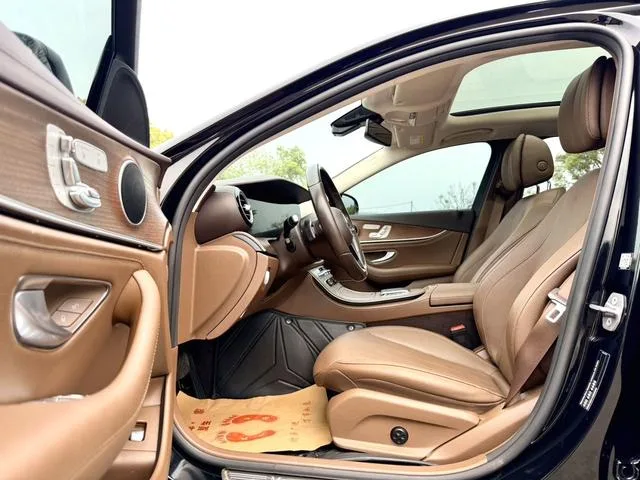 Mercedes-Benz E-Class 2023 E 300 L Estilo de moda Coche interior foto 7 Mercedes-Benz E-Class 2023 E 300 L Estilo de moda Coche interior foto 7