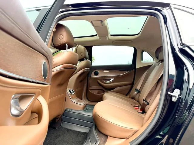 Mercedes-Benz E-Class 2023 E 300 L Estilo de moda Coche interior foto 8 Mercedes-Benz E-Class 2023 E 300 L Estilo de moda Coche interior foto 8