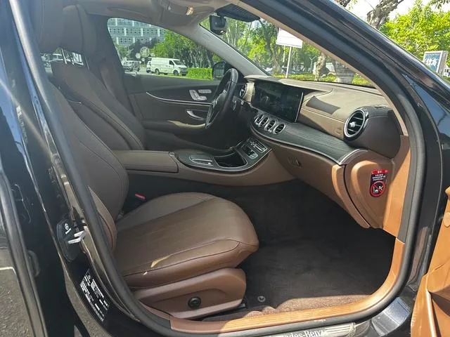 Mercedes-Benz E-Class 2022 E 300 L Luxury type Passenger car interior photo 9 Mercedes-Benz E-Class 2022 E 300 L Luxury type Passenger car interior photo 9