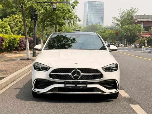 Mercedes-Benz C-Class 2024 C 260 L Versión deportiva exterior foto 2 Mercedes-Benz C-Class 2024 C 260 L Versión deportiva exterior foto 2